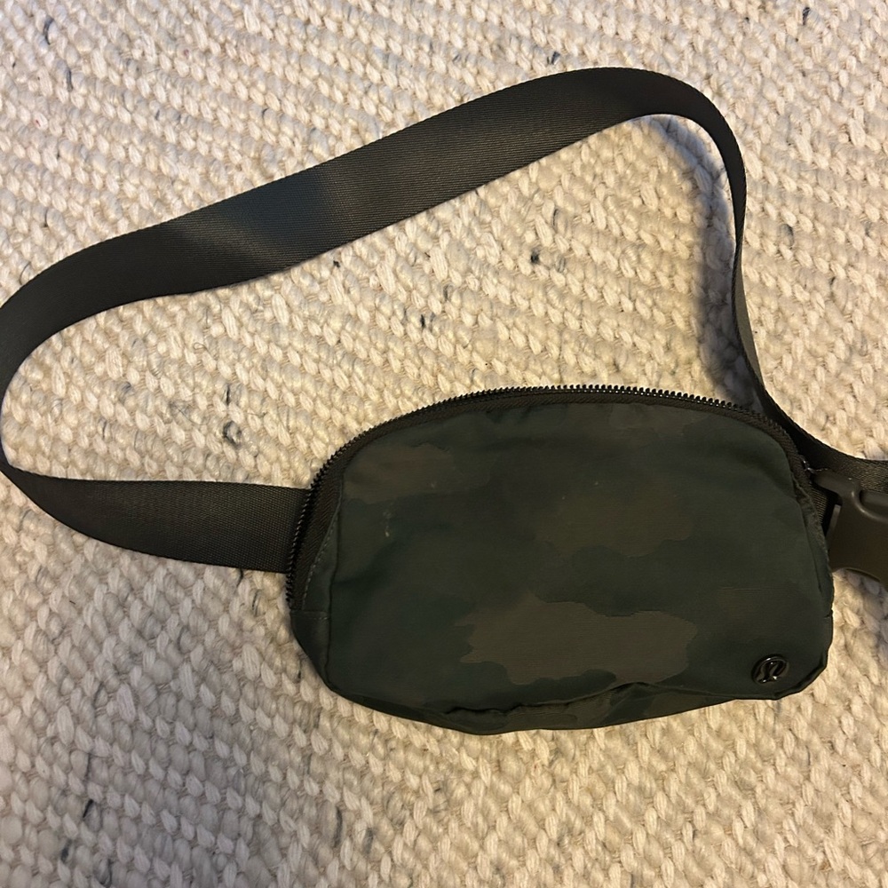 Lululemon Everywhere Belt Bag 1L in Green Camouflage